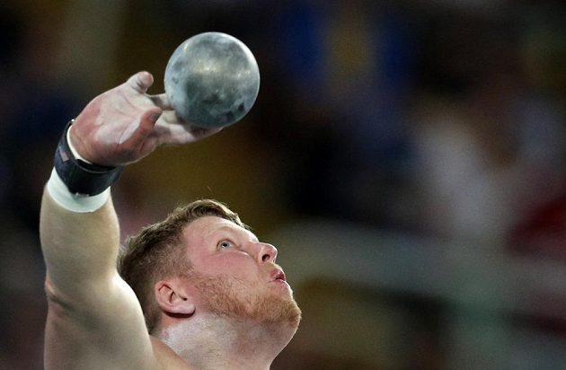 Ryan Crouser tímto pokusem poslal kouli do vzdálenosti 22,52 a vytvořil nový olympijský rekord!