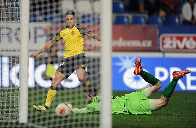 Víctor Machín ze Sevilly střílí vyrovnávací gól na 1:1 v utkání Evropské ligy s Libercem.