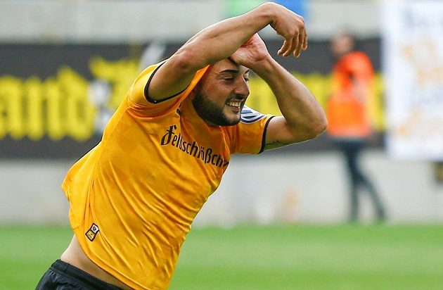 Drážďanský Aias Aosman poté, co rozhodl penaltový rozstřel v poháru s Lipskem.
