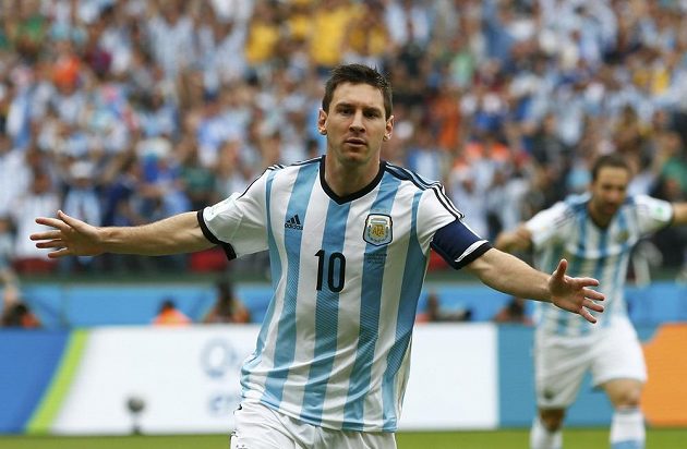 Hvězdný Argentinec Lionel Messi slaví, v prvním poločasu utkání s Nigérií zatížil konto soupeře dvěma góly.