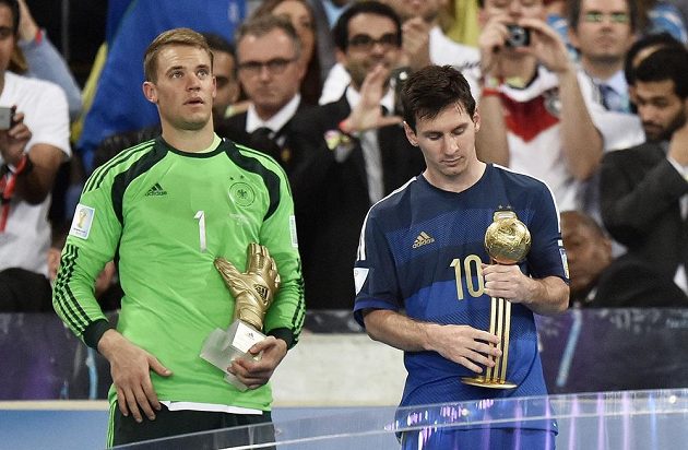 Německý gólman Manuel Neuer (vlevo) a zachmuřený Lionel Messi při vyhlášení individuálních ocenění na MS.