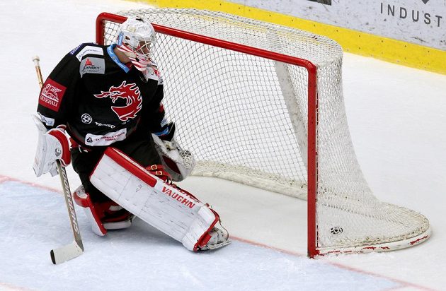 Peter Hamerlík z Třince dostává druhý gól na 3:2 od HC Olomouc v utkání 34. kola ELH.