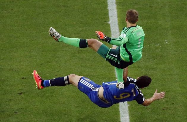 Německý gólman Manuel Neuer (nahoře) po střetu s Argentincem Gonzalem Higuaínem.