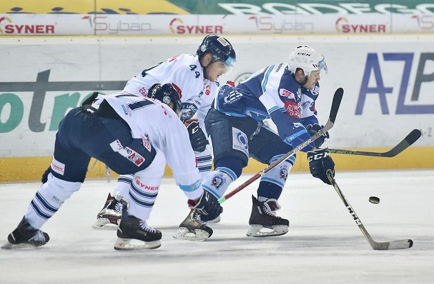 Radim Šimek a Jakub Valský z Liberce se snaží zastavit plzeňského Davida Stacha během čtvrtfinále play off hokejové extraligy.