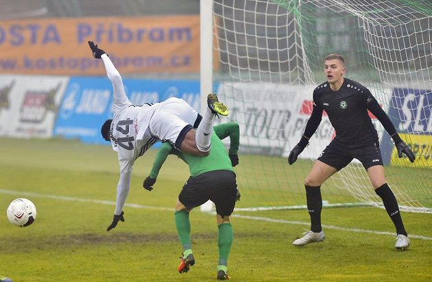Zleva Eduardo Santos z Karviné, Stanislav Vávra z Příbrami a brankář Příbrami Ondřej Kočí.