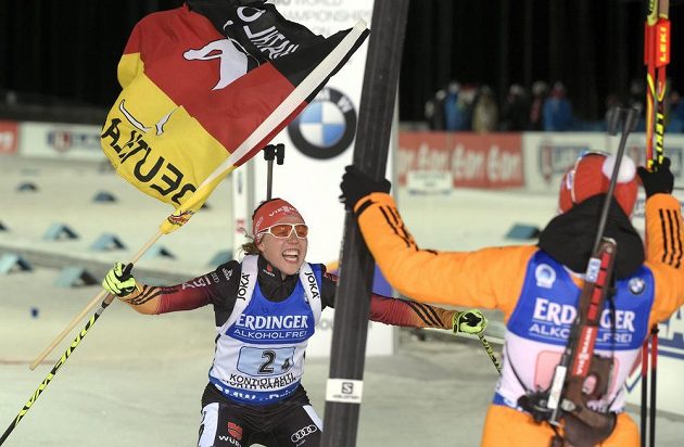 Němky Franziska Hildebrandová (vpravo) a finišmanka Laura Dahlmeierová slaví vítězství ve štafetě.