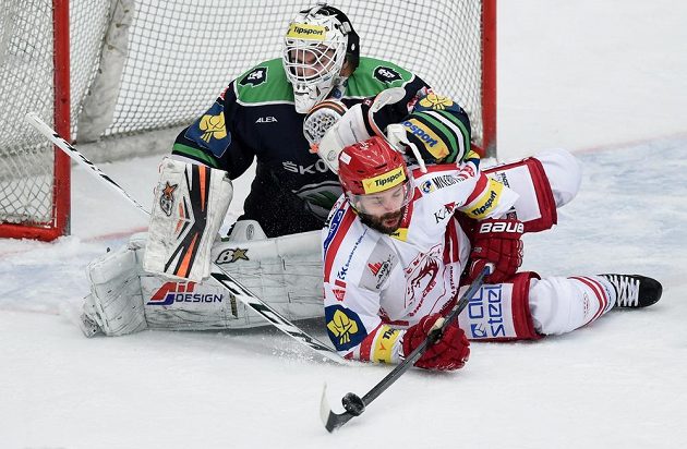 Brankář Boleslavi Martin Růžička zasahuje za ležícím Jakubem Klepiš z Třince ve čtvrtém utkání čtvrtfinálové série.