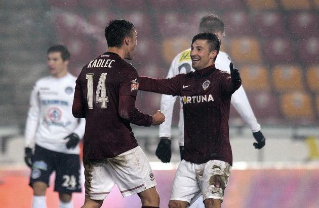 Sparťané Václav Kadlec (vlevo) a Lukáš Vácha oslavují druhý gól proti Slovácku.