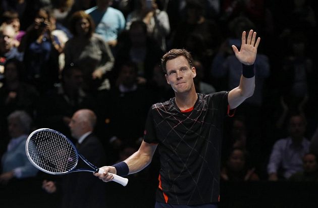 Tomáš Berdych se raduje z výhry nad Marinem Čiličem ve svém druhém zápase na Turnaji mistrů.