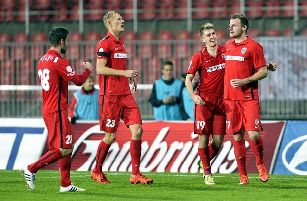 Hráči Brna se radují z gólu proti Plzni. Zleva Matúš Lacko, Michal Škoda, Milan Lutonský a střelec Jakub Řezníček.