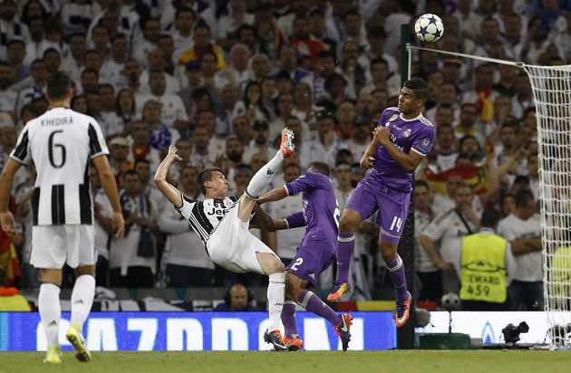 Forvard Juventusu Mario Mandžukič předvedl parádní nůžky a srovnal na průběžných 1:1.
