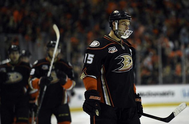 Anaheimský kapitán Getzlaf významně podpořil důležité vítězství Ducks proti Dallasu. Chránič na čelisti je důvodem jeho nespecifikovaného nedávného zranění.
