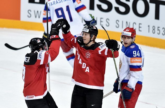 Hokejisté Kanady Sean Couturier (vlevo) a Cody Eakin oslavují první gól ve finále mistrovství světa s Ruskem.