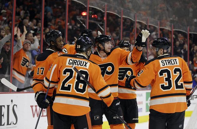 Hokejisté Philadelphie se radují z gólu proti Carolině. Zleva Wayne Simmonds, Claude Giroux, Jakub Voracek, Brayden Schenn a Mark Streit.