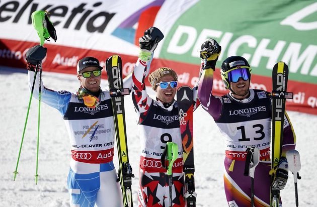 Zleva v kombinaci třetí Američan Ted Ligety, vítězný Rakušan Marcel Hirscher a druhý Kjetil Jansrud z Norska.