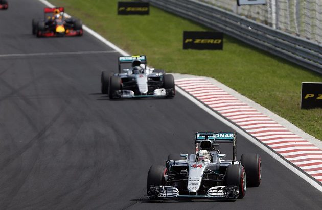 Brit Lewis Hamilton ujíždí týmovému kolegovi z Mercedesu Niku Rosbergovi na Velké ceně Maďarska.