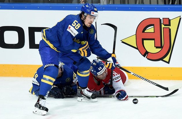 Anton Lander ze Švédska a český útočník Jaromír Jágr v souboji během utkání hokejového MS v Praze