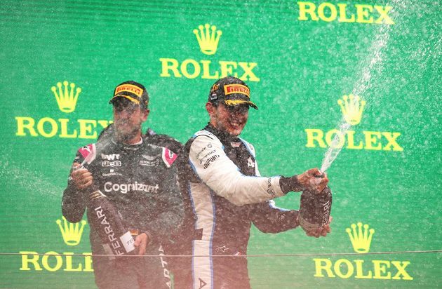 Esteban Ocon z Alpine a Sebastian Vettel z Astonu Martin oslavůjí na pódiu po Velké ceně Maďarska.