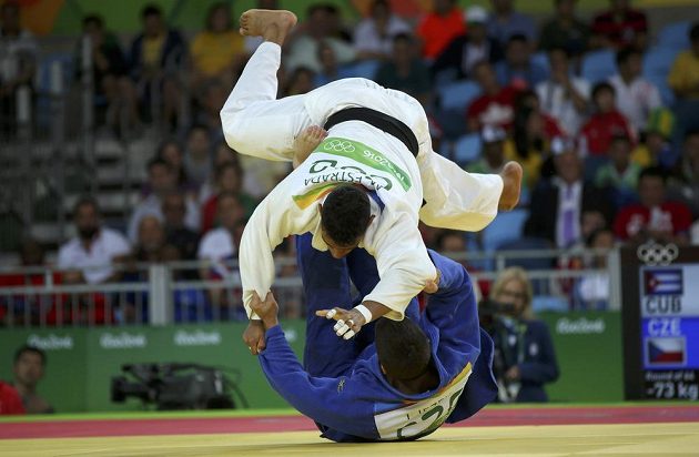 Český judista Jaromír Ježek (v modrém) vypadl z olympijského turnaje po porážce s Kubáncem Magdielem Estradou.