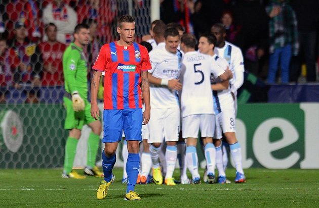Zklamaný plzeňský obránce Lukáš Hejda nemůže uvěřit, že Západočeši obdrželi branku v utkání Ligy mistrů proti Manchesteru City.