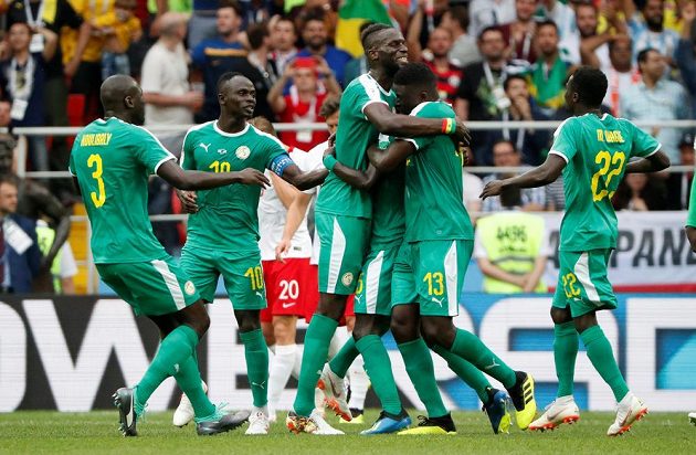 Senegalští fotbalisté slaví, Polák Thiago Cionek usměrnil v utkání MS míč do vlastní sítě.