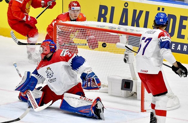 Nikita Gusev z Ruska (vzadu druhý zleva) střílí druhý gól sborné. Vpředu je překonaný český brankář Patrik Bartošák a vpravo Michael Frolík.