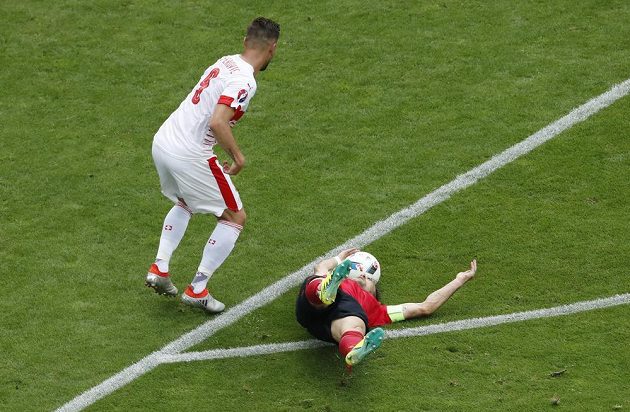 Kapitán Albánců Lorik Cana sáhl na zemi po balónu rukou a následně dostal druhou žlutou kartu.