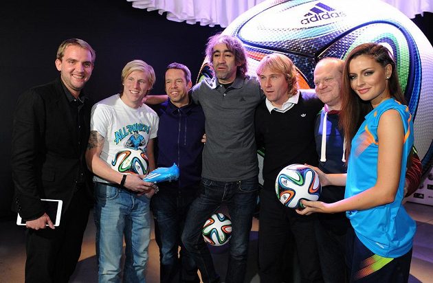 Představení oficiální míče pro MS 2014 ve fotbale Brazuca. (Zleva): Libor Bouček, František Rajtoral, Pavel Horváth, Jakub Kohák, Pavel Nedvěd, David Novotný a Tereza Chlebovská.