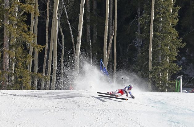 Kateřina Pauláthova padá ve druhém kole obřího slalomu při MS v Beaver Creeku.