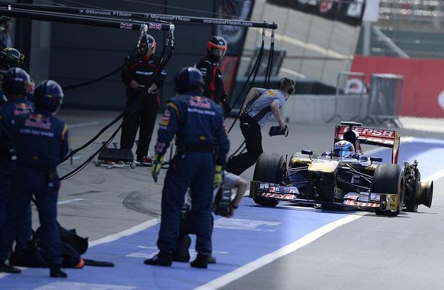 Vítej v klubu... Také Jean-Éric Vergne z týmu Toro Rosso přijíždí do boxů se stejným problémem.
