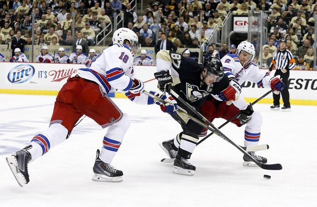 Kapitán Pittsburghu Sidney Crosby se probíjí obranou Rangers během prvního duelu druhého kola play off.