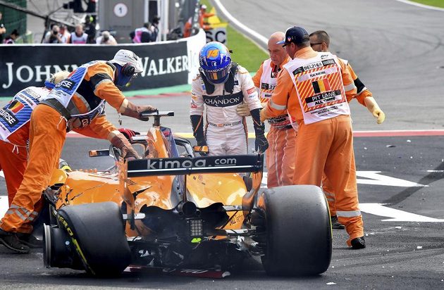 Fernando Alonso končí, závod v Belgii pro něj skončil už po pár stovkách metrů.