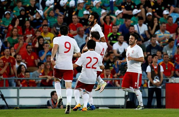 Tornike Okriašvili (nahoře) z Gruzie slaví vedoucí gól svého týmu v Getafe proti Španělsku.