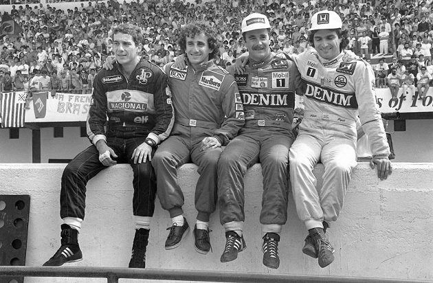 Přátelské objetí jako hra pro fotografy aneb pohoda na boxové zídce v Estorilu před Velkou cenou Portugalska v roce 1986. Zleva Ayrton Senna, Alain Prost, Nigel Mansell a Nelson Piquet.