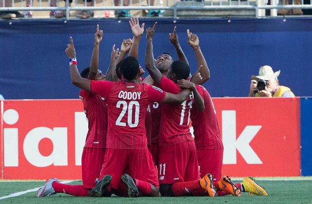 Fotbalisté Panamy slaví gól Roberta Nurseho v zápase o třetí místo proti USA na Zlatém poháru.