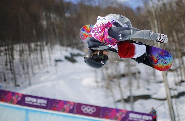Vysoký trik kanadské snowboardistky Alexandry Duckworthové při kvalifikaci v U-rampě.