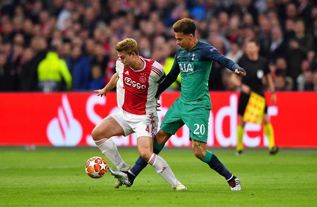 Dele Alli (vpravo) z Tottenhamu bojuje o míč s Matthijsem de Ligtem z Ajaxu.