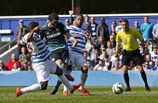 Cesc Fábregas (4) z Chelsea přesně umístil svou střelu a rozhodl o vítězství svého týmu na hřišti Queens Park Rangers.