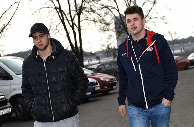 Brankář Jan Lukáš (vlevo) a útočník Dominik Simon míří na sraz hokejové reprezentace ve Velkých Popovicích.