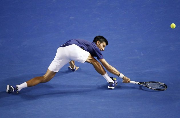Srbský tenista Novak Djokovič nedosahuje na míček ve finále mužské dvouhry na letošním Australian Open.