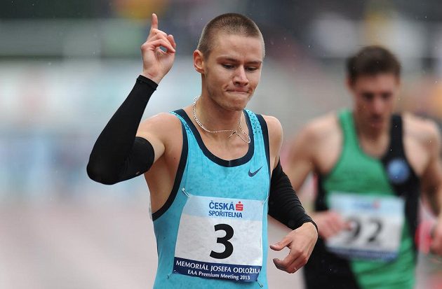 Běžec Pavel Maslák oslavuje vítězství v běhu na 400 m v rámci Memoriálu Josefa Odložila v Praze.