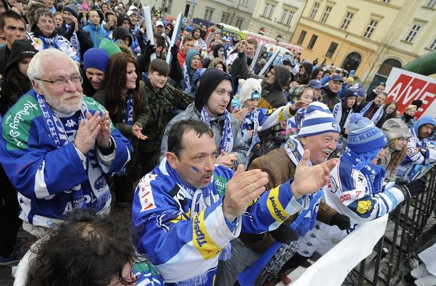Čtvrtý zápas finále hokejové extraligy proti Liberci sledovali fanoušci Komety na Zelném trhu v Brně.