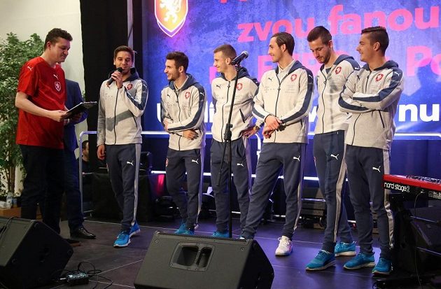 U mikrofonu kapitán Aleš Čermák, dále zleva Michal Trávník, Václav Černý, Stefan Simič, Michael Lüftner a Daniel Holzer.
