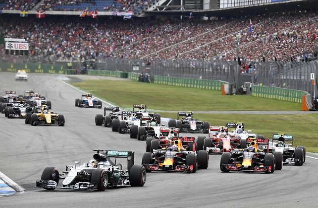 Start Velké ceny Německa. V čele jede Brit Lewis Hamilton, domácí favorit Nico Rosberg na čtvrté pozici zcela vpravo.