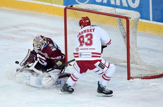 Třinecký útočník Martin Adamský (vpravo) nepřekonal ve velké šanci sparťanského gólmana Filipa Novotného ve čtvrtém semifinálovém duelu play off extraligy.