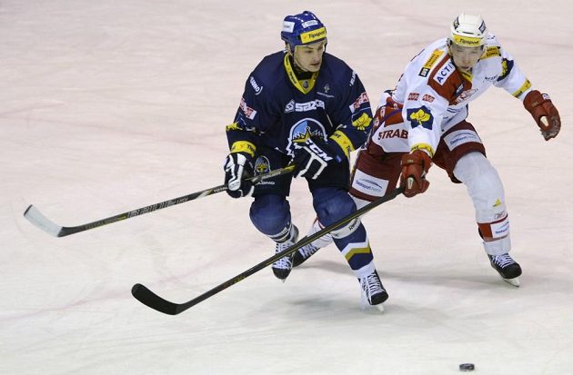 Libor Procházka (vlevo) z Kladna a slávistický útočník Tomáš Micka ve třetím čtvrtfinálovém utkání play off extraligy.