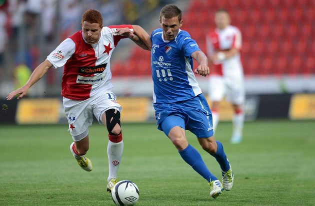 Záložník Slavie Praha Marcel Gecov (vlevo) a Lukáš Droppa z Baníku Ostrava během utkání 1. kola Gambrinus ligy v Edenu.