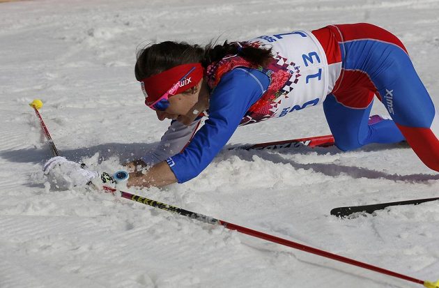Vyčerpaná česká běžkyně na lyžích Eva Vrabcová-Nývltová v cíli závěrečné třicítky na OH v Soči.