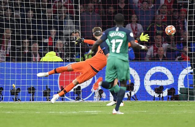 Brankář Tottenhamu Hugo Lloris se marně natahuje, na střelu Hakima Zijacha (není na snímku) nedosáhl a Ajax vedl 2:0.