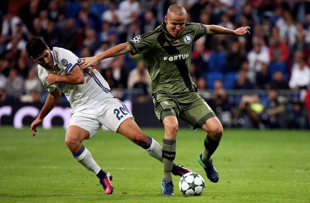 Marco Asensio z Realu Madrid (vlevo) a obránce Legie Varšava Adam Hloušek v úterním zápase Ligy mistrů.